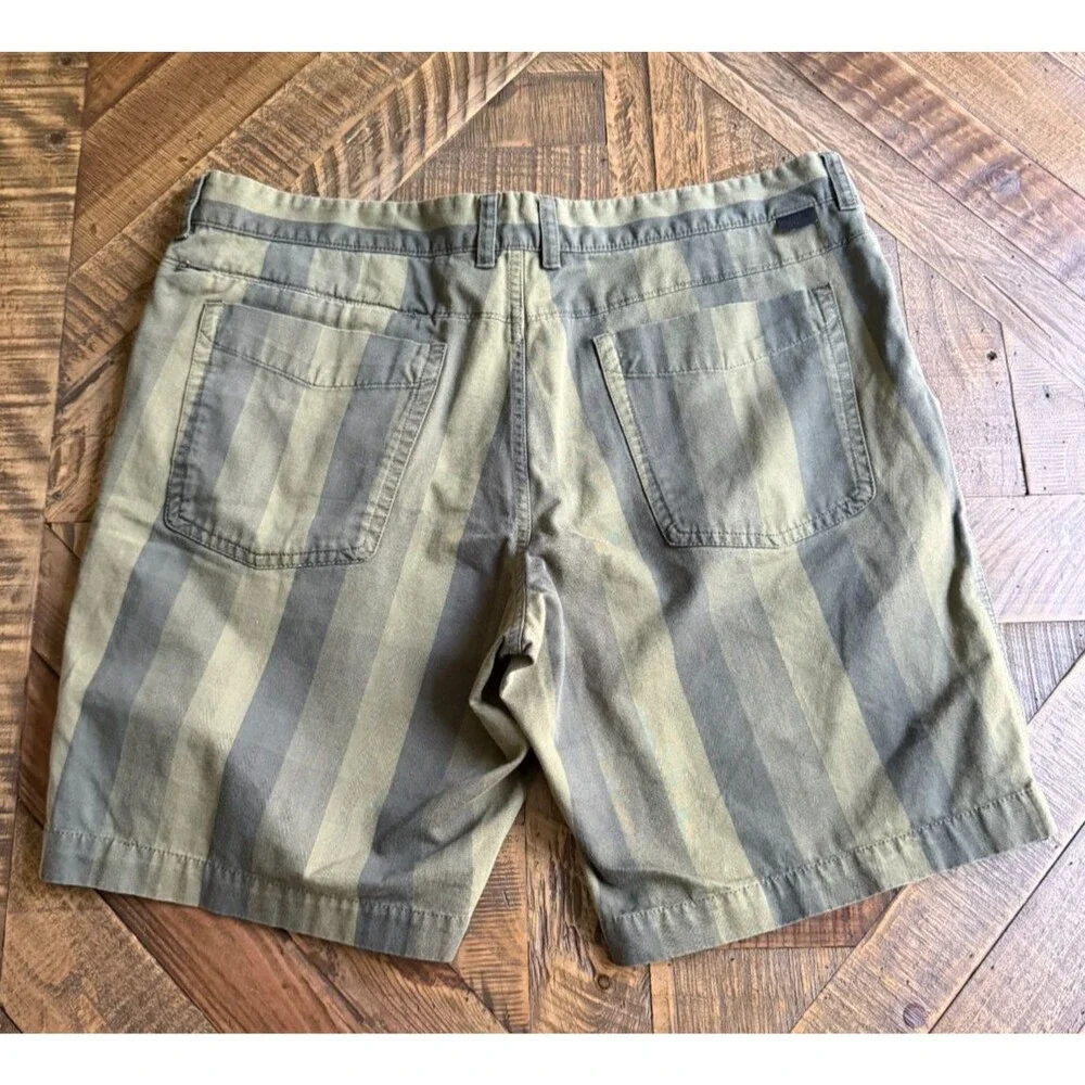 The North Face Mens 40 Green Striped Shorts Stretch Casual Golf Outdoor